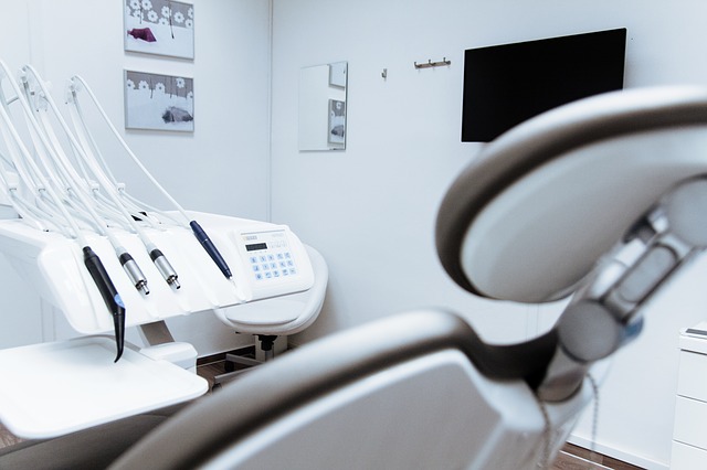 החשיבות והיעילות של הקצעת שורשים בטיפולי שיניים מתקדמים
